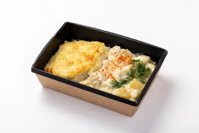 Куриное филе под сыром с картофелем в сметане