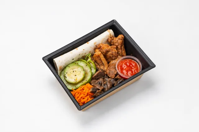 Шашлык из куриного бедра с печеными овощами